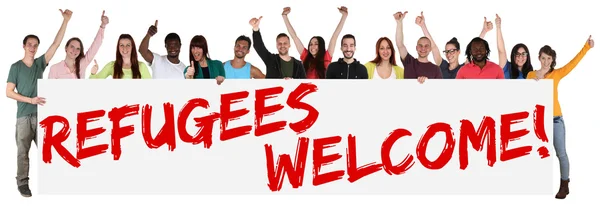 Refugees welcome sign group of young multi ethnic people — Stock fotografie