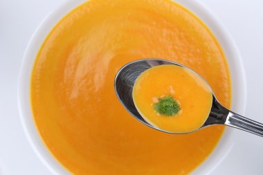 Havuç ile havuç çorbası kaşık yukarıdan yemek