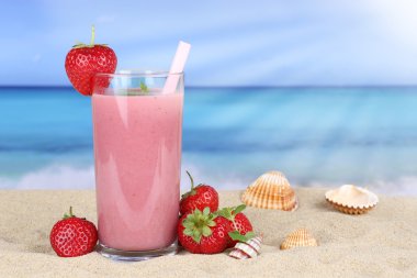 Çilek smoothie meyve suyu üzerinde çilek meyve ile