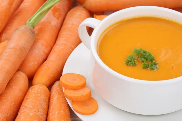 Sopa de zanahoria con zanahorias en primer plano — Foto de Stock