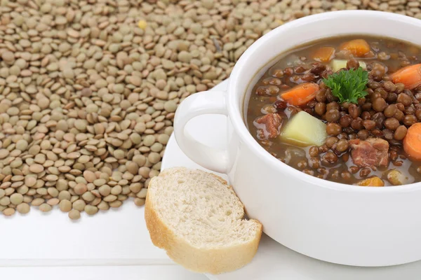 Guisado de sopa de lentilha com muitas lentilhas e legumes close-up — Fotografia de Stock