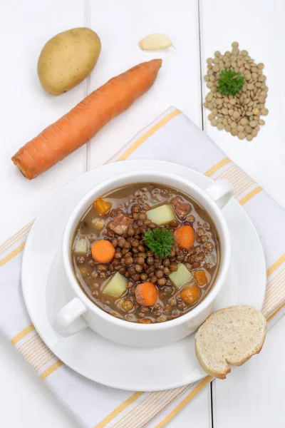 Guisado de sopa de lentilha com lentilhas de legumes na tigela — Fotografia de Stock