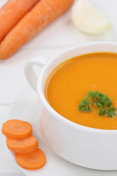 Sopa de cenoura com cenouras frescas em close-up tigela — Fotografia de Stock