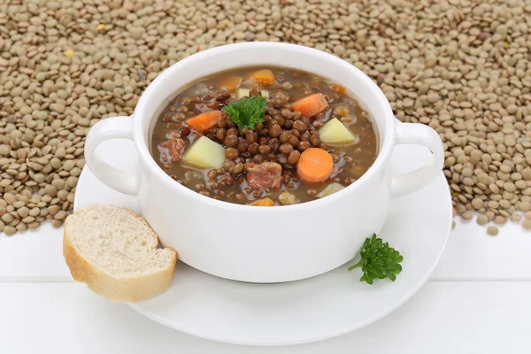 Guisado de sopa de lentilha com lentilhas frescas na tigela — Fotografia de Stock