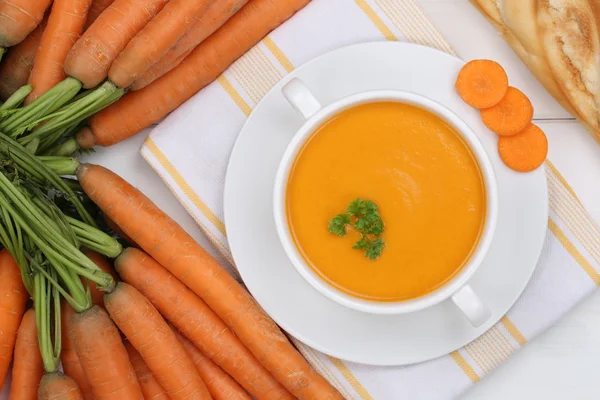 Minestra di carota con carote in boccia dall'alto — Foto Stock