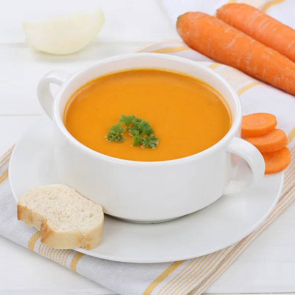Sopa de zanahoria con zanahorias frescas en un tazón para comer sano —  Fotos de Stock