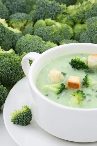 Sopa de brócolis na tigela close-up — Fotografia de Stock