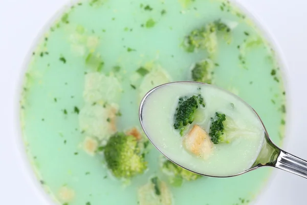 Comer sopa de brócolis na tigela com colher de cima — Fotografia de Stock