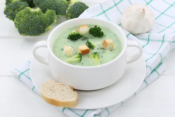 Sopa fresca de brócolis na tigela — Fotografia de Stock