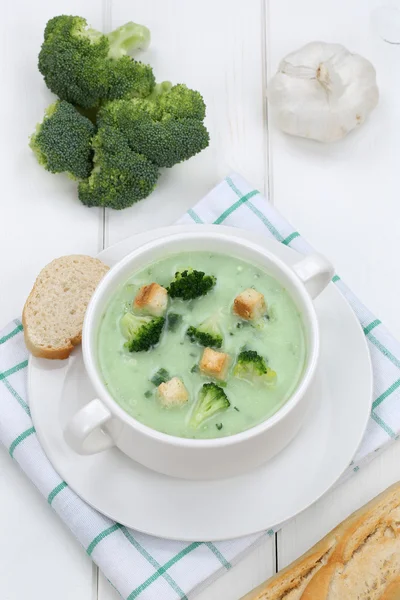 Sopa de brócolis na tigela com baguete — Fotografia de Stock