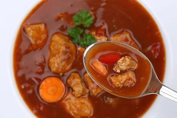 Comer sopa de gulash con carne y pimentón en cuchara desde arriba —  Fotos de Stock