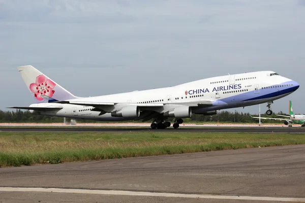 Kínai légitársaság Boeing 747-400 repülőgép Taipei Taoyuan repülőtér — Stock Fotó