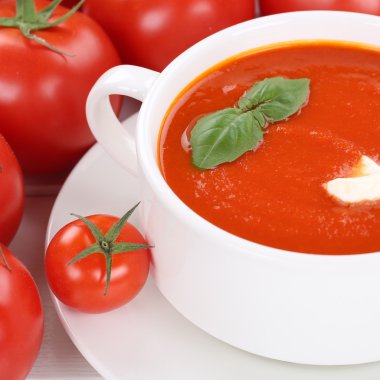 Kremalı domates çorbası kase sağlıklı beslenme içinde domates ile