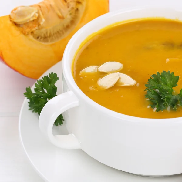 Primeros planos de la sopa de calabaza con calabazas de alimentación saludable —  Fotos de Stock