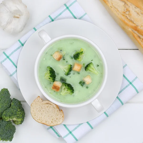 Sopa de brócolis na tigela de comer saudável acima — Fotografia de Stock