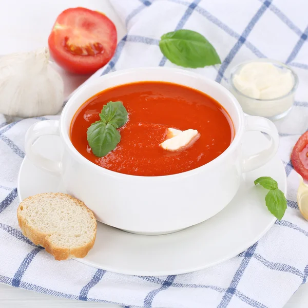 Sopa de tomate con tomates en taza alimentación saludable —  Fotos de Stock