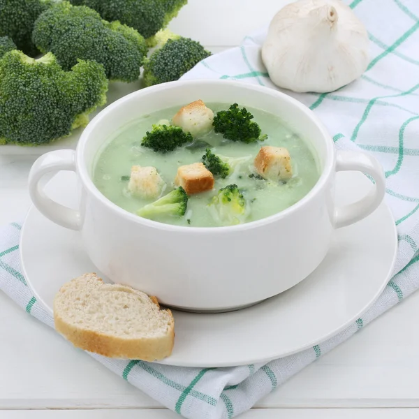 Sopa fresca de brócolis em tigela alimentação saudável — Fotografia de Stock
