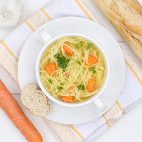 Sup mie dalam mangkuk dengan baguette dan mie sehat makan — Stok Foto