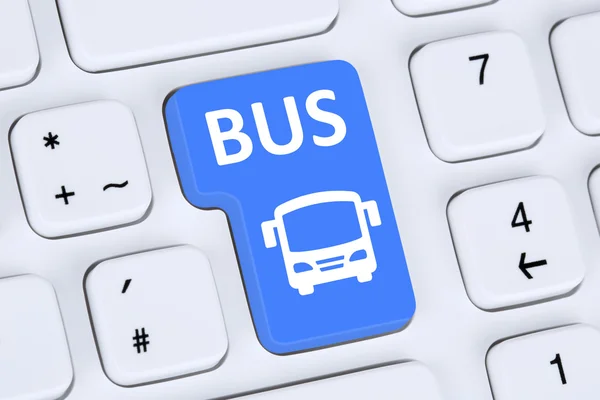 Забронювати автобус або автобус онлайн бронювання інтернет комп'ютер — стокове фото