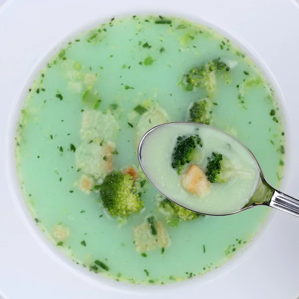 Sopa de brócolis saudável em tigela com colher de cima — Fotografia de Stock