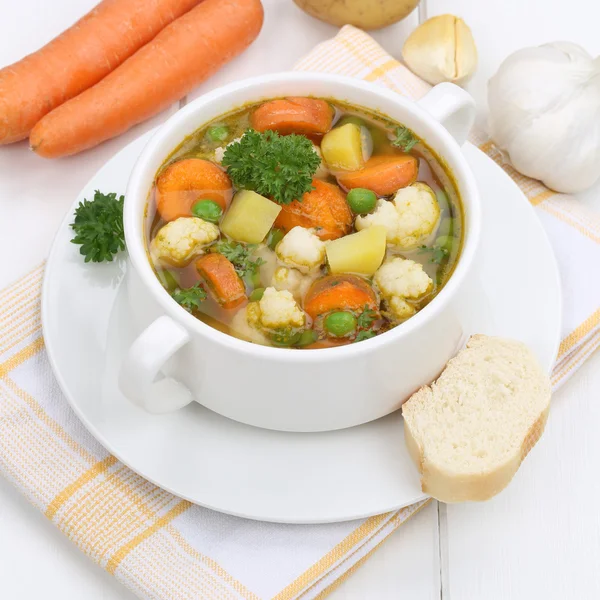 Healthy eating vegetable soup meal with vegetables and baguette — Stockfoto