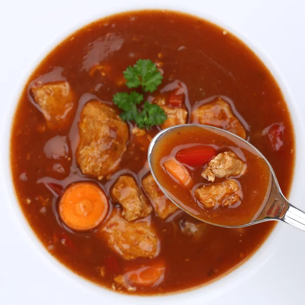 Healthy eating goulash soup with meat and paprika on spoon from — 图库照片