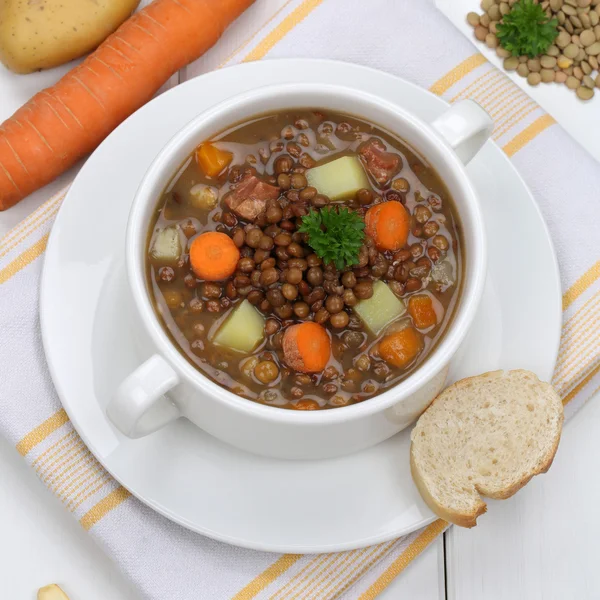 Comida saludable sopa de lentejas guiso con verduras lentejas en un tazón —  Fotos de Stock