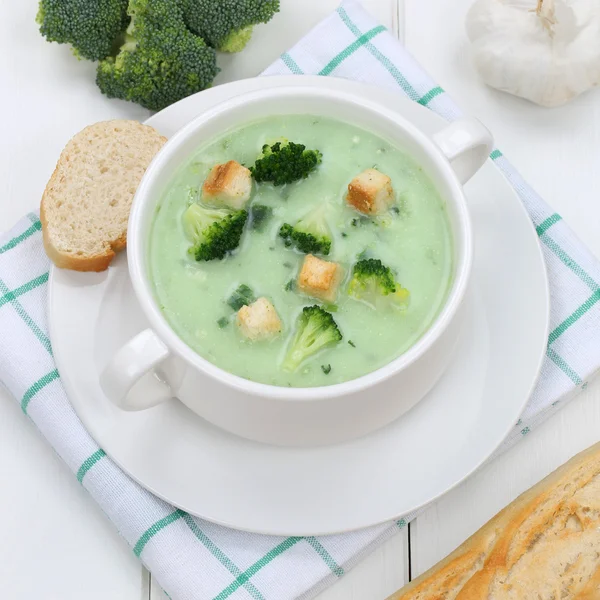 Sopa de brócolis saudável em tigela com baguete — Fotografia de Stock