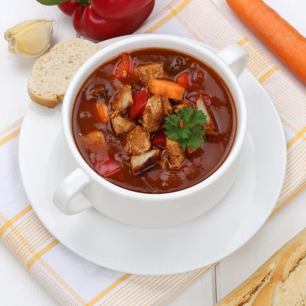 Healthy eating goulash soup with baguette, meat and paprika in c — ストック写真