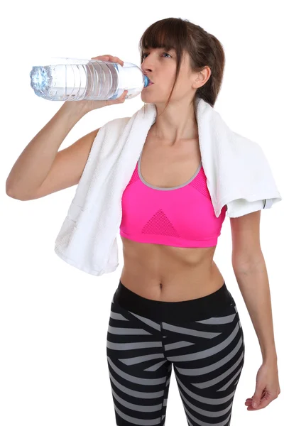Mujer joven fitness beber agua en el entrenamiento deportivo — Foto de Stock