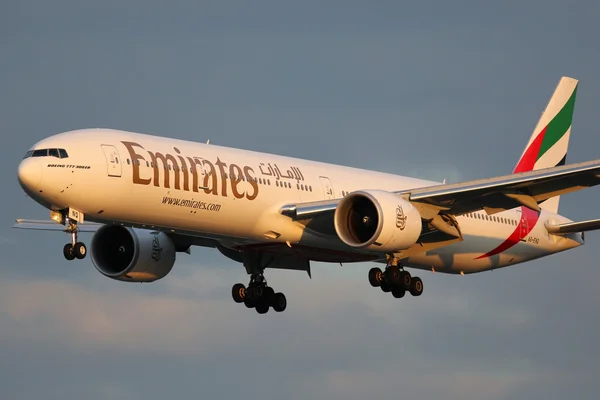 Emirates Boeing 777-300ER airplane — Stok fotoğraf