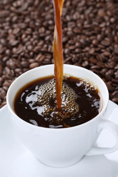 Hot fresh coffee pouring in cup — Stock Photo, Image