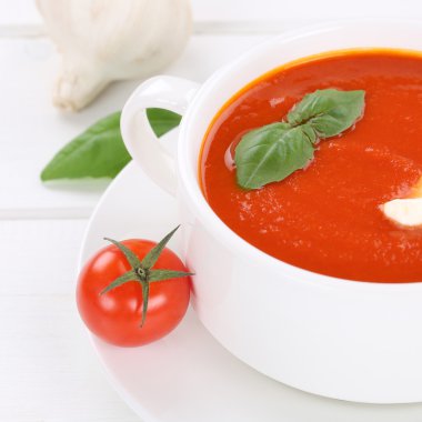 Sağlıklı kase taze domates kremalı domates çorbası yemek