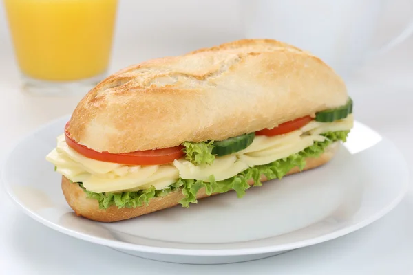 Sub deli sanduíche baguete para café da manhã com queijo e laranja — Fotografia de Stock