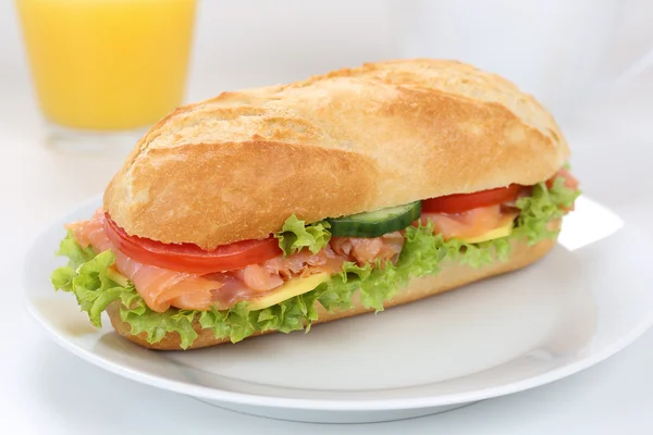 Sub deli sanduíche baguete para café da manhã com peixe de salmão e ou — Fotografia de Stock