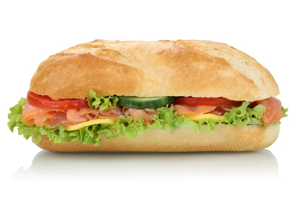 Sub deli sandwich baguette con salmón vista lateral aislado — Foto de Stock
