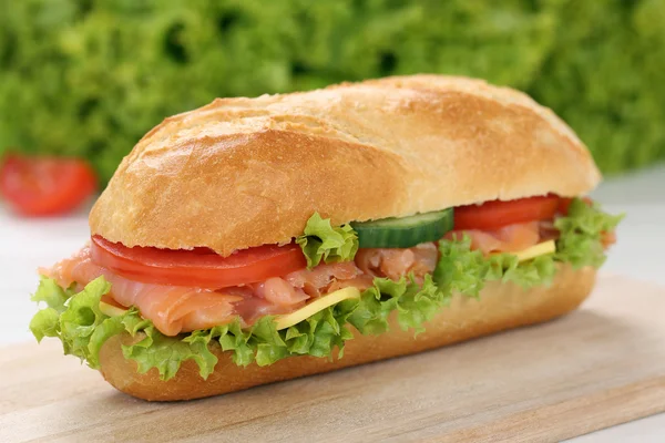 Sub deli sanduíche baguete com peixe de salmão — Fotografia de Stock