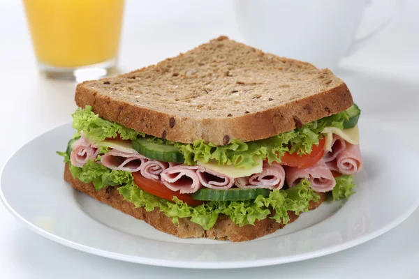 Jambon ve portakal suyu ile kahvaltıda sandviç tost ekmeği — Stok fotoğraf