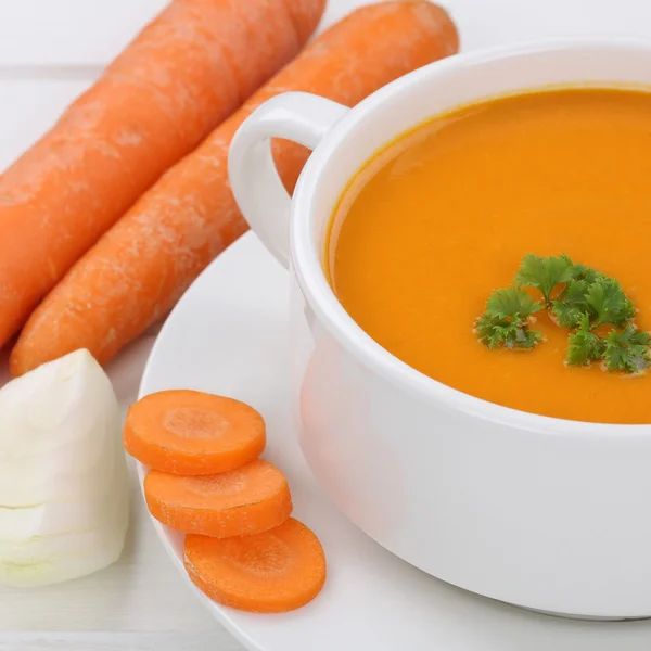 Note di alimentazione zuppa di carote con carote in tazza — Foto Stock