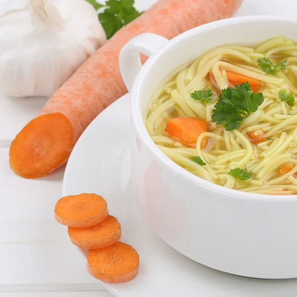 Υγιεινή διατροφή σούπα με νουντλ στο Κύπελλο με χυλοπίτες closeup — Φωτογραφία Αρχείου