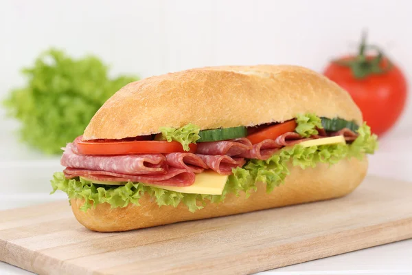 Sub deli sanduíche baguete com presunto de salame para o café da manhã — Fotografia de Stock