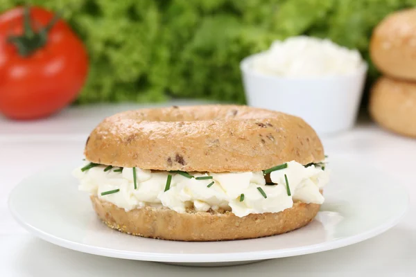 Bagel with cream cheese for breakfast — Stock Photo, Image