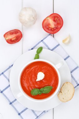 Domates çorbası taze yemek yukarıdan kapta domates ile