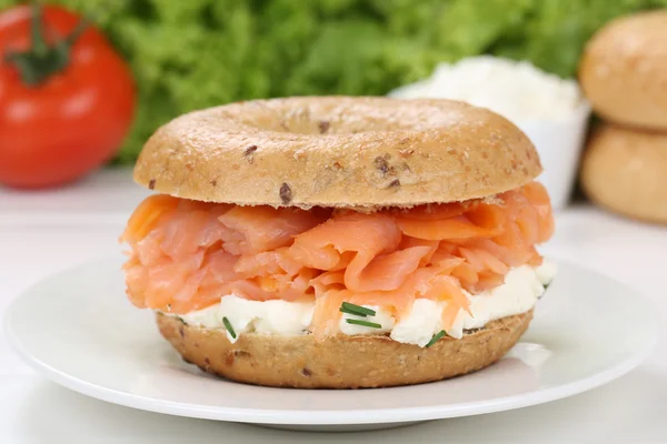 Bagel for breakfast with salmon fish — Stock Photo, Image