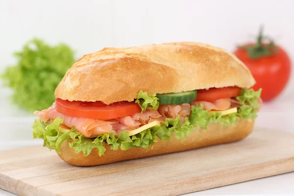 Sub deli sanduíche baguete com peixe de salmão para o café da manhã — Fotografia de Stock