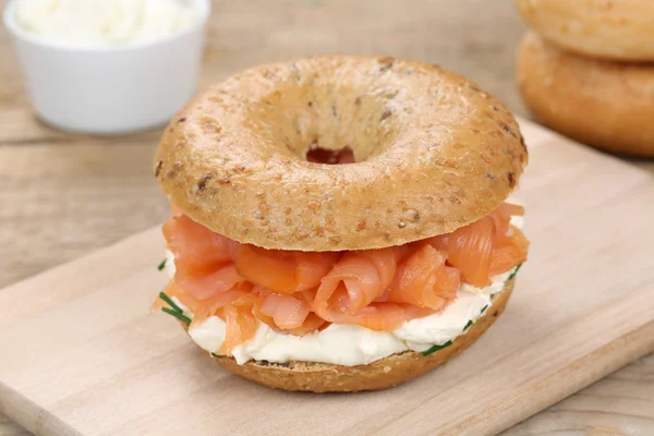 Bagel sandwich for breakfast with salmon fish — Stock Photo, Image