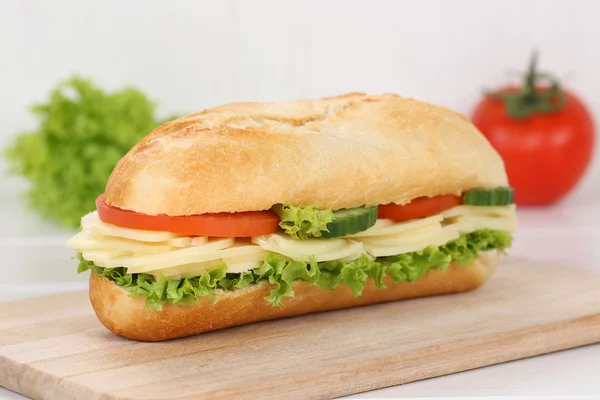 Sub deli sanduíche baguete com queijo para o café da manhã — Fotografia de Stock