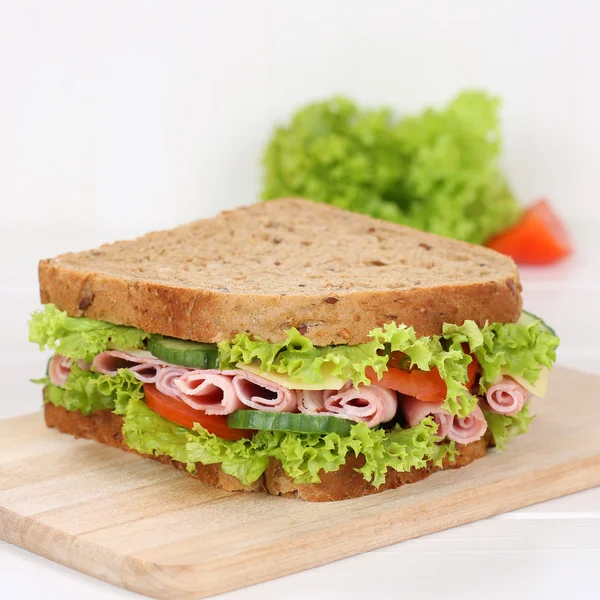 Gezond eten sandwich toast brood voor het ontbijt met ham — Stockfoto