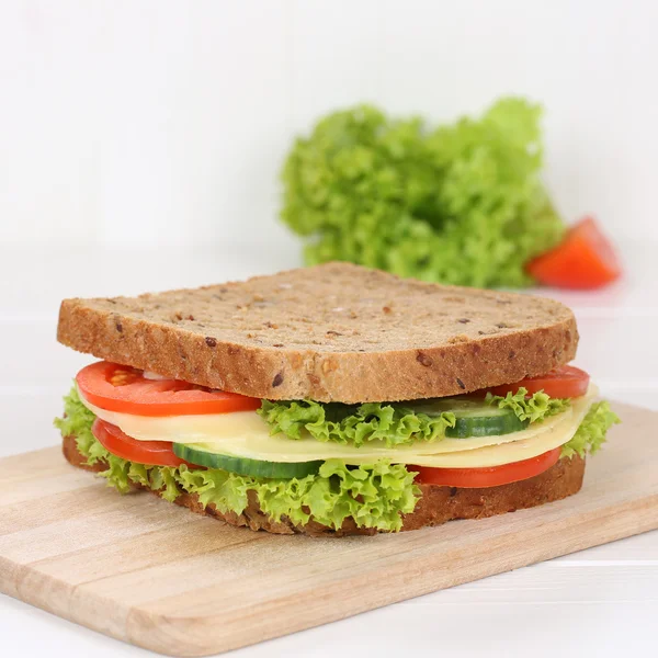 Gezond eten sandwich toast brood voor het ontbijt met kaas — Stockfoto