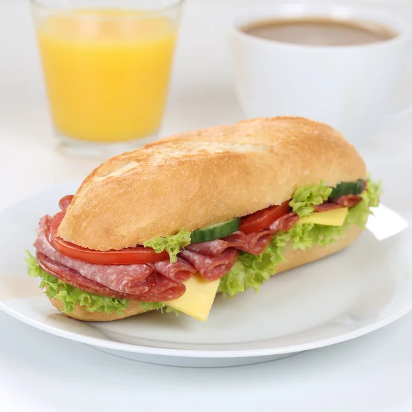 Υγιεινή διατροφή υπο Σάντουιτς μπαγκέτα για πρωινό με σαλάμι h — Φωτογραφία Αρχείου